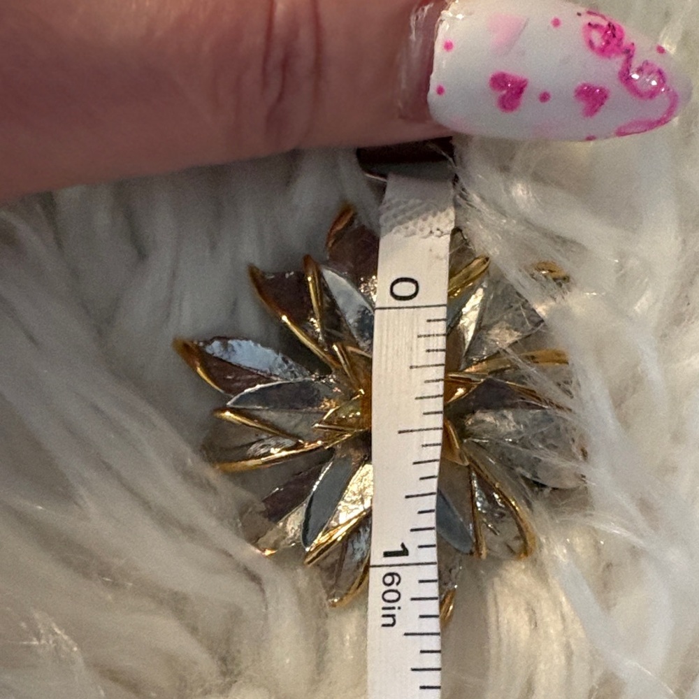 Elegant Gold and Silver Flower Brooch - Picture 7 of 7